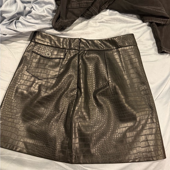 Elegant Black Croc-Embossed Skirt - Picture 2 of 2